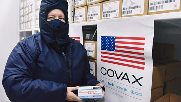 Tổng lãnh sự Mỹ tiết lộ về lô vaccine Pfizer vừa về đến Việt Nam, tuyên bố Mỹ cam kết chấm dứt đại dịch COVID-19 ở Việt Nam - Ảnh 1.