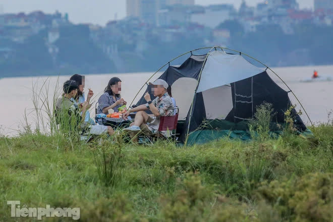 Nghìn người rủ nhau cắm trại dưới chân cầu Vĩnh Tuy sau nới lỏng giãn cách - Ảnh 13.