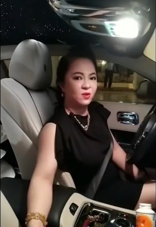 Khi streamer Nguyễn Phương Hằng khoe Rolls-Royce: Đây là xe Trung Quốc, đáng mấy tiền, quan trọng người lái có đẹp hay không thôi - Ảnh 3.