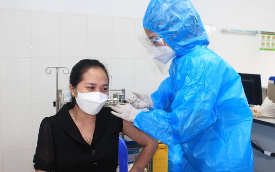 Việt Nam thêm 5.383 ca mắc mới Covid-19. Nam thanh niên tá hỏa phát hiện mũi 2 được tiêm vắc xin Vero Cell trong khi mũi 1 tiêm AstraZeneca - Ảnh 2.