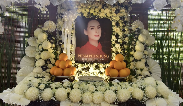 Thông báo hoãn lễ tưởng niệm, gia đình tổ chức cầu siêu cho ca sĩ Phi Nhung, các con nuôi xúc động bật khóc - Ảnh 3.