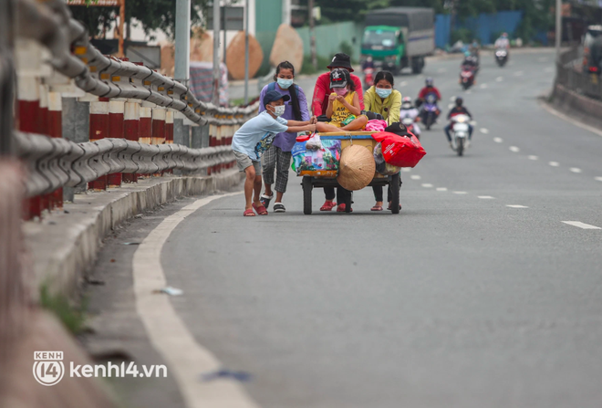 Cay mắt chuyện gia đình 5 người đẩy nhau trên chiếc xe ve chai rời Sài Gòn về quê: Xe máy bị mất trộm, kinh tế kiệt quệ rồi, đành đi bộ về thôi - Ảnh 2.
