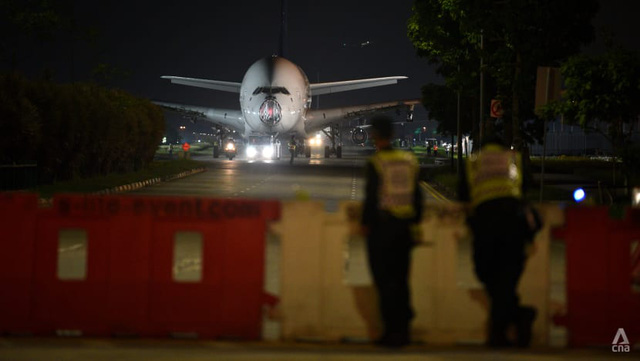 Hình ảnh độc nhất vô nhị: Siêu máy bay A380 xếp hàng đi trên đường phố Singapore và cái kết buồn cho những gã khổng lồ của bầu trời - Ảnh 1.