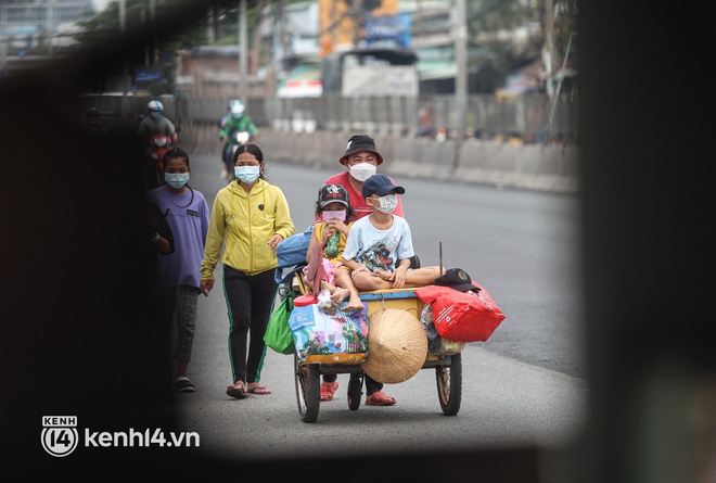 Cay mắt chuyện gia đình 5 người đẩy nhau trên chiếc xe ve chai rời Sài Gòn về quê: Xe máy bị mất trộm, kinh tế kiệt quệ rồi, đành đi bộ về thôi - Ảnh 10.