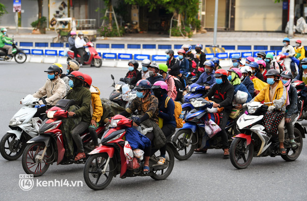 Xót xa cảnh những đứa trẻ theo cha mẹ trên xe máy vượt hàng ngàn km từ miền Nam trở về các tỉnh vùng núi phía Bắc - Ảnh 4.