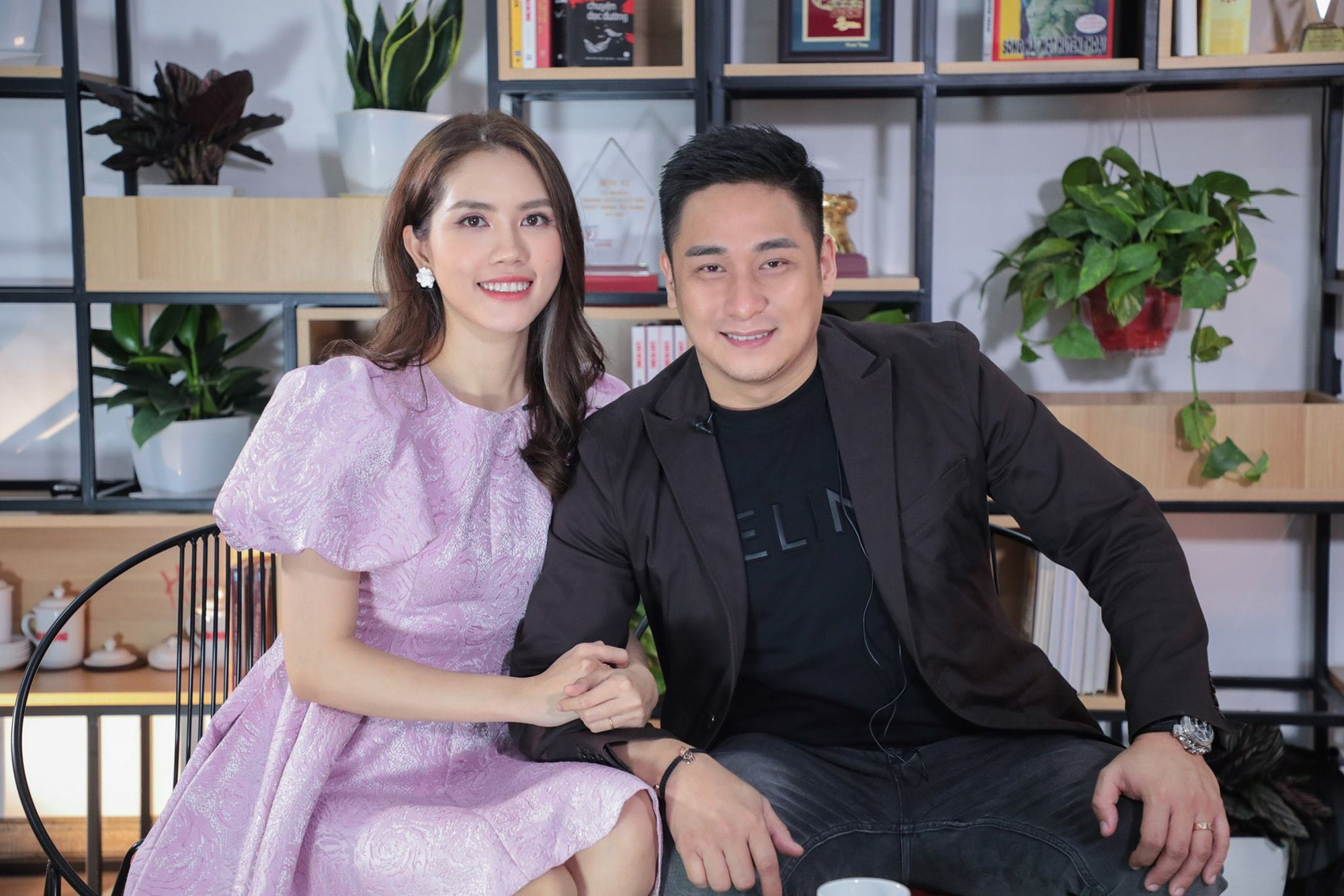 Vợ nổi tiếng, kém 13 tuổi của Minh Tiệp, phải dậy từ 5h sáng bóp chân cho mẹ chồng là ai? - Ảnh 2. Vợ nổi tiếng, kém 13 tuổi của Minh Tiệp, phải dậy từ 5h sáng bóp chân cho mẹ chồng là ai? - Ảnh 2.