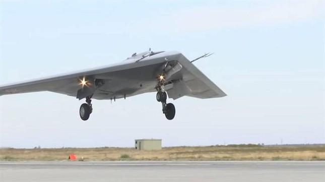 Những tính năng vượt trội ở UAV tấn công hạng nặng S-70 Okhotnik của Nga - Ảnh 2.