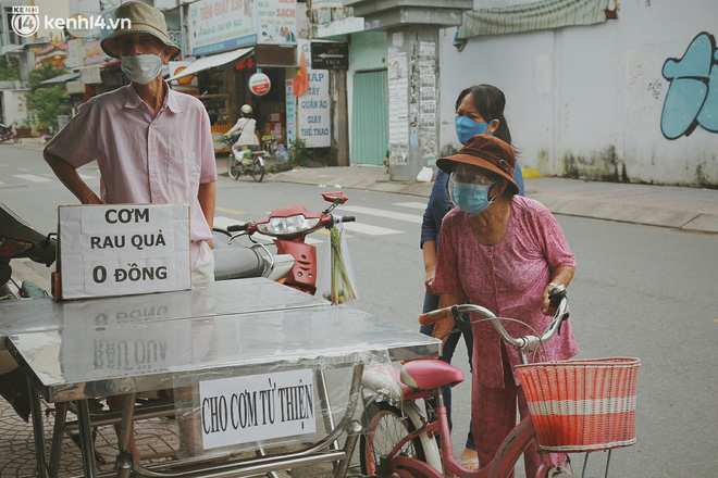 Ông bà cụ cặm cụi nấu từng suất cơm 0 đồng cho bà con nghèo ở Sài Gòn: Ngoại làm cực mà vui, ngày ngủ có 3 tiếng nhưng khỏe re - Ảnh 12.