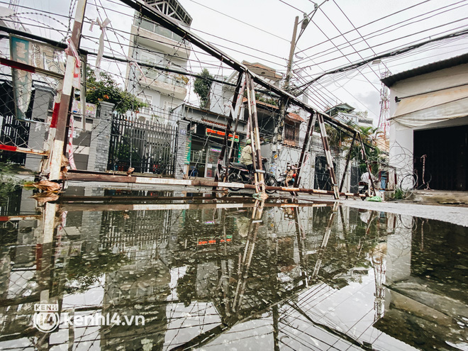 Người Sài Gòn chui hàng rào thép gai để giao hàng vì chốt chặn một số nơi chưa được tháo gỡ - Ảnh 12.