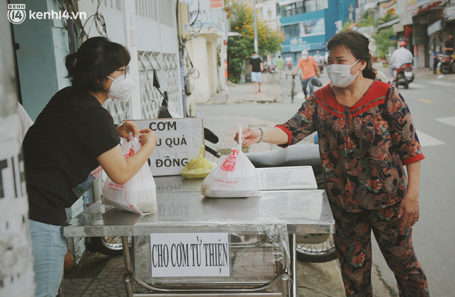 Ông bà cụ cặm cụi nấu từng suất cơm 0 đồng cho bà con nghèo ở Sài Gòn: Ngoại làm cực mà vui, ngày ngủ có 3 tiếng nhưng khỏe re - Ảnh 13.