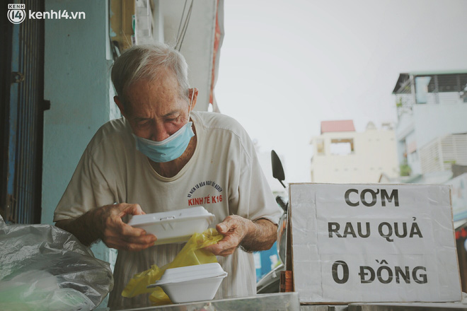 Ông bà cụ cặm cụi nấu từng suất cơm 0 đồng cho bà con nghèo ở Sài Gòn: Ngoại làm cực mà vui, ngày ngủ có 3 tiếng nhưng khỏe re - Ảnh 14.