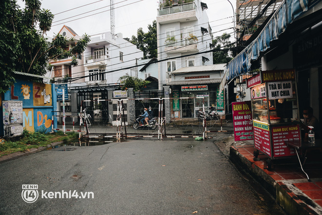 Người Sài Gòn chui hàng rào thép gai để giao hàng vì chốt chặn một số nơi chưa được tháo gỡ - Ảnh 15.