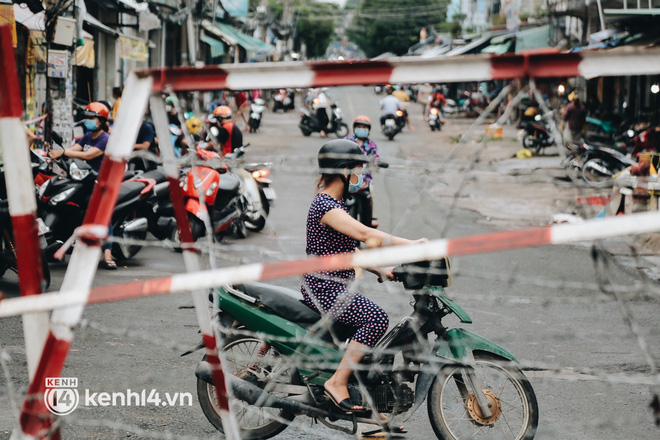 Người Sài Gòn chui hàng rào thép gai để giao hàng vì chốt chặn một số nơi chưa được tháo gỡ - Ảnh 17.