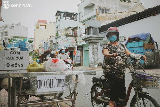 Ông bà cụ cặm cụi nấu từng suất cơm 0 đồng cho bà con nghèo ở Sài Gòn: Ngoại làm cực mà vui, ngày ngủ có 3 tiếng nhưng khỏe re - Ảnh 18.