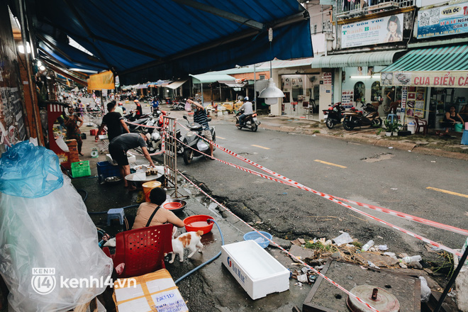 Người Sài Gòn chui hàng rào thép gai để giao hàng vì chốt chặn một số nơi chưa được tháo gỡ - Ảnh 18.