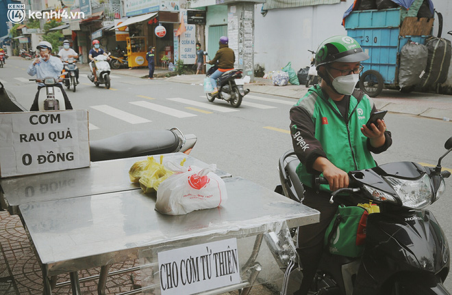 Ông bà cụ cặm cụi nấu từng suất cơm 0 đồng cho bà con nghèo ở Sài Gòn: Ngoại làm cực mà vui, ngày ngủ có 3 tiếng nhưng khỏe re - Ảnh 19.