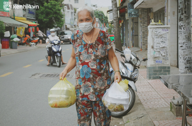 Ông bà cụ cặm cụi nấu từng suất cơm 0 đồng cho bà con nghèo ở Sài Gòn: Ngoại làm cực mà vui, ngày ngủ có 3 tiếng nhưng khỏe re - Ảnh 20.