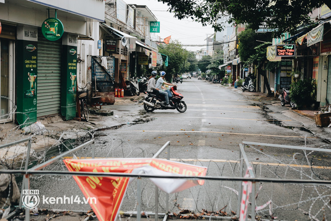 Người Sài Gòn chui hàng rào thép gai để giao hàng vì chốt chặn một số nơi chưa được tháo gỡ - Ảnh 3.