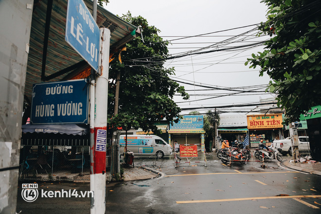 Người Sài Gòn chui hàng rào thép gai để giao hàng vì chốt chặn một số nơi chưa được tháo gỡ - Ảnh 4.