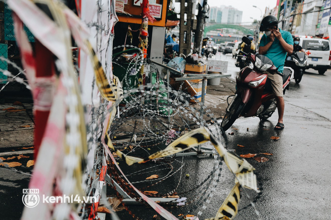 Người Sài Gòn chui hàng rào thép gai để giao hàng vì chốt chặn một số nơi chưa được tháo gỡ - Ảnh 5.