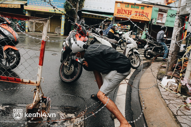 Người Sài Gòn chui hàng rào thép gai để giao hàng vì chốt chặn một số nơi chưa được tháo gỡ - Ảnh 6.