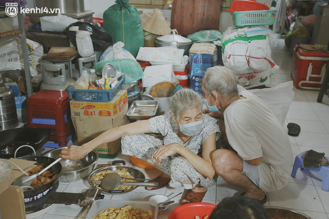 Ông bà cụ cặm cụi nấu từng suất cơm 0 đồng cho bà con nghèo ở Sài Gòn: Ngoại làm cực mà vui, ngày ngủ có 3 tiếng nhưng khỏe re - Ảnh 6.