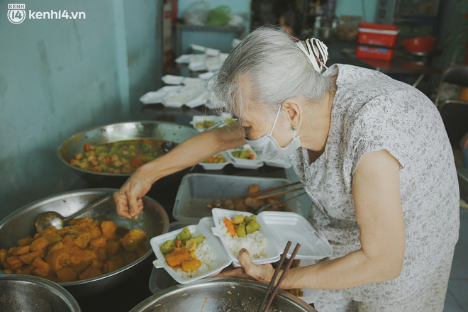 Ông bà cụ cặm cụi nấu từng suất cơm 0 đồng cho bà con nghèo ở Sài Gòn: Ngoại làm cực mà vui, ngày ngủ có 3 tiếng nhưng khỏe re - Ảnh 10.