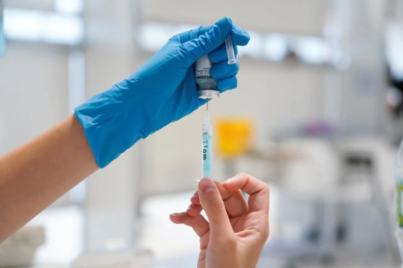 Hiệu quả mũi 3 vaccine COVID sau 4 tháng còn bao nhiêu? Dữ liệu nóng từ Anh - Ảnh 1. Hiệu quả mũi 3 vaccine COVID sau 4 tháng còn bao nhiêu? Dữ liệu nóng từ Anh - Ảnh 1.