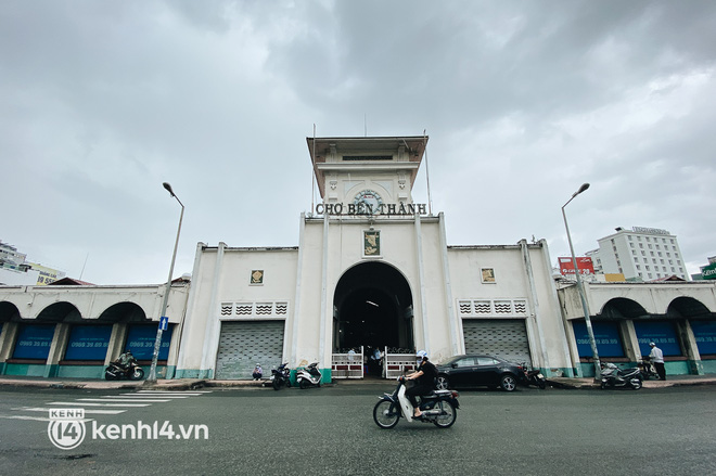 Tiểu thương phấn khởi khi chợ Bến Thành dần nhộn nhịp trở lại: “Mừng lắm, mong Sài Gòn trở lại cuộc sống như ngày xưa” - Ảnh 1.