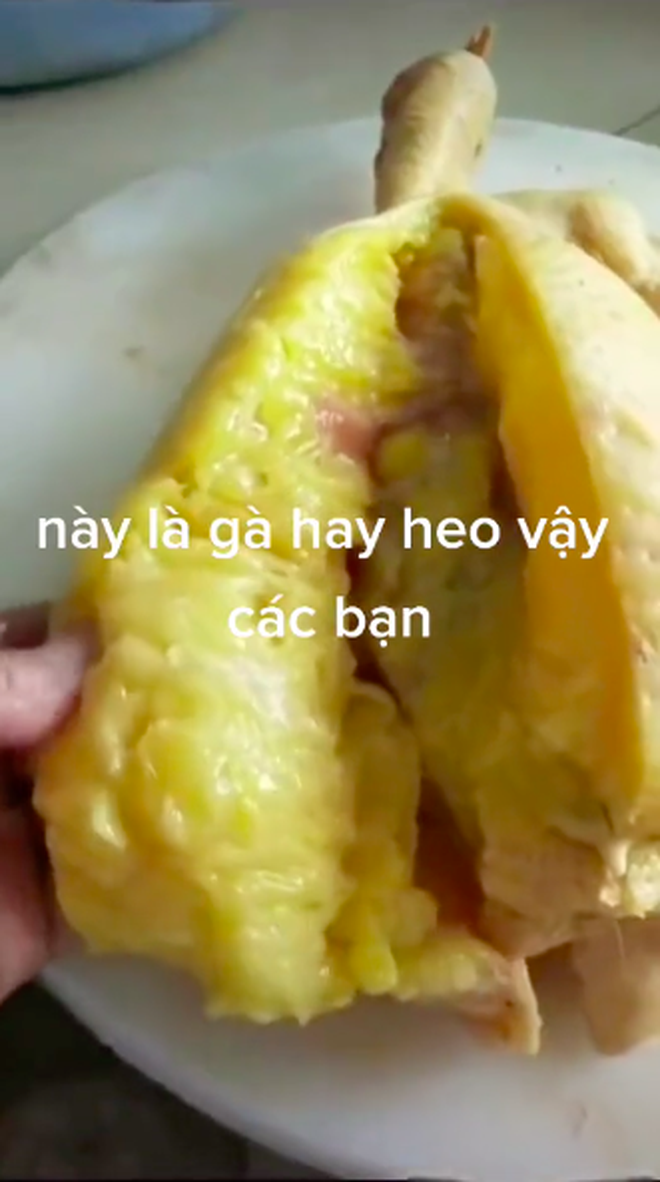 Xẻ đôi con gà luộc, thanh niên phát hoảng vì cảnh khó tin bên trong, dân mạng cũng thốt lên: Lần đầu trên đời nhìn thấy! - Ảnh 2.