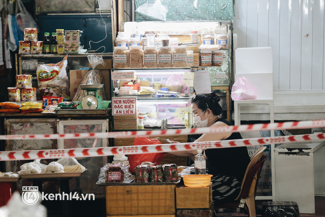 Tiểu thương phấn khởi khi chợ Bến Thành dần nhộn nhịp trở lại: “Mừng lắm, mong Sài Gòn trở lại cuộc sống như ngày xưa” - Ảnh 13.