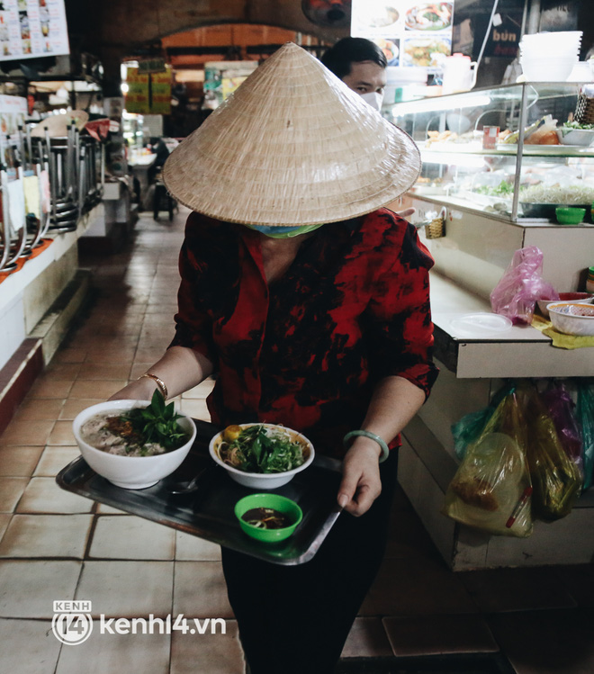 Tiểu thương phấn khởi khi chợ Bến Thành dần nhộn nhịp trở lại: “Mừng lắm, mong Sài Gòn trở lại cuộc sống như ngày xưa” - Ảnh 15.
