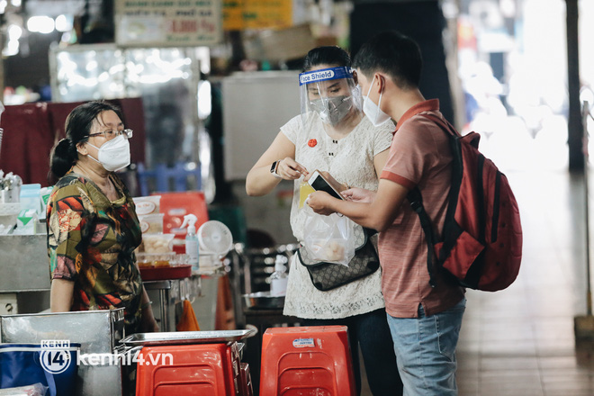 Tiểu thương phấn khởi khi chợ Bến Thành dần nhộn nhịp trở lại: “Mừng lắm, mong Sài Gòn trở lại cuộc sống như ngày xưa” - Ảnh 16.