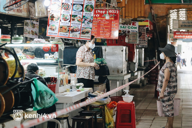 Tiểu thương phấn khởi khi chợ Bến Thành dần nhộn nhịp trở lại: “Mừng lắm, mong Sài Gòn trở lại cuộc sống như ngày xưa” - Ảnh 19.