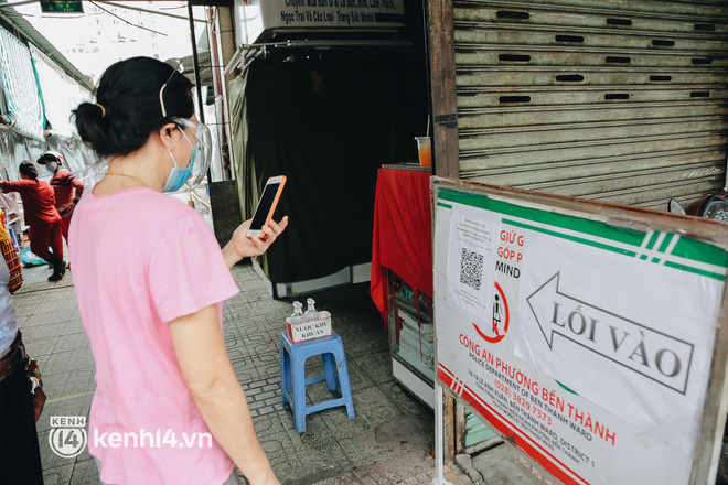 Tiểu thương phấn khởi khi chợ Bến Thành dần nhộn nhịp trở lại: “Mừng lắm, mong Sài Gòn trở lại cuộc sống như ngày xưa” - Ảnh 3.