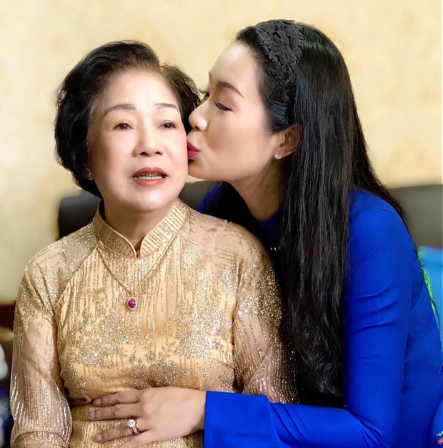 Tang lễ mẹ ruột Trịnh Kim Chi: NS Hồng Vân đến viếng, xót xa khi nhìn thấy đàn em suy sụp, ốm đi vì quá đau buồn - Ảnh 4.