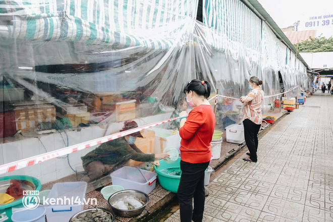 Tiểu thương phấn khởi khi chợ Bến Thành dần nhộn nhịp trở lại: “Mừng lắm, mong Sài Gòn trở lại cuộc sống như ngày xưa” - Ảnh 5.