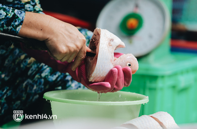 Tiểu thương phấn khởi khi chợ Bến Thành dần nhộn nhịp trở lại: “Mừng lắm, mong Sài Gòn trở lại cuộc sống như ngày xưa” - Ảnh 9.