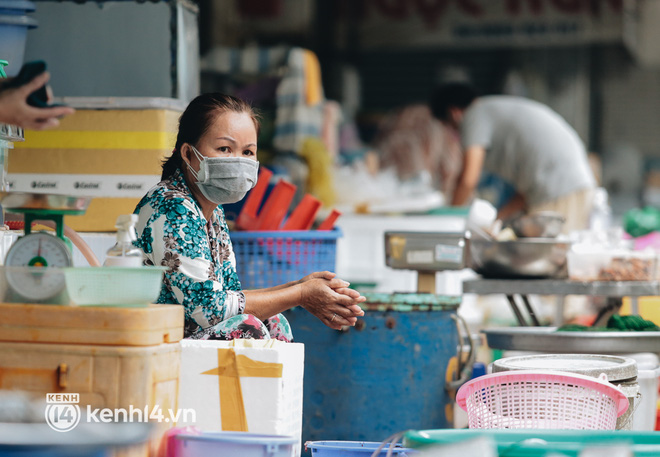 Tiểu thương phấn khởi khi chợ Bến Thành dần nhộn nhịp trở lại: “Mừng lắm, mong Sài Gòn trở lại cuộc sống như ngày xưa” - Ảnh 10.