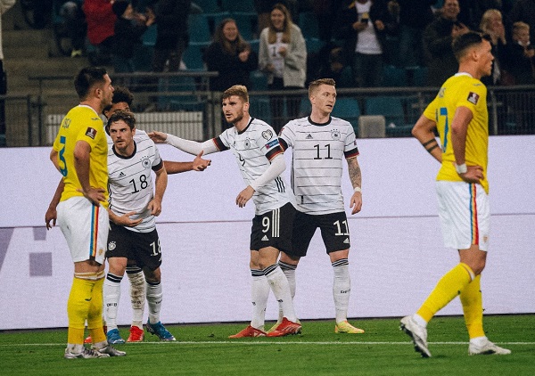 Ngược dòng hạ Romania, Đức tiến gần tấm vé World Cup - Ảnh 2.