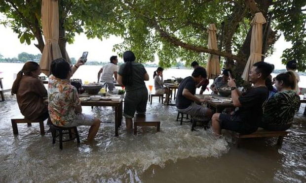 Nhà hàng “tranh thủ” nhất mùa lũ: Nước ngập quá đầu gối vẫn mở cửa, khách vừa ăn vừa “nhảy sóng” - Ảnh 4.