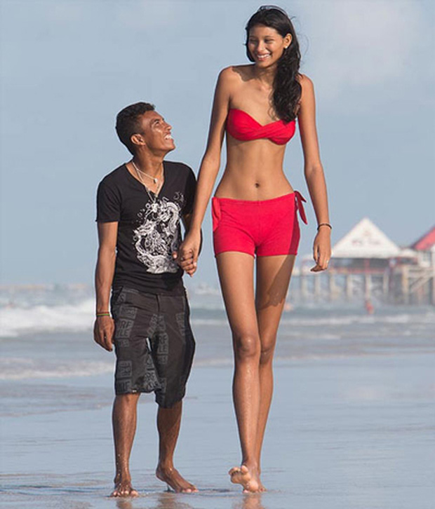 Cô người mẫu 2,1 mét cao nhất thế giới và chuyện tình với anh chàng chỉ... 1 mét 62 - Ảnh 5.