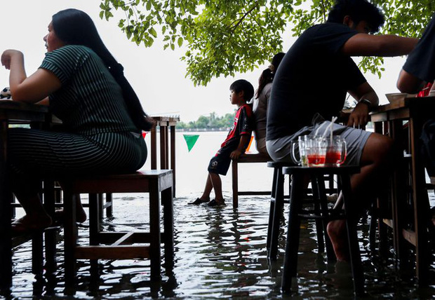 Nhà hàng “tranh thủ” nhất mùa lũ: Nước ngập quá đầu gối vẫn mở cửa, khách vừa ăn vừa “nhảy sóng” - Ảnh 5.