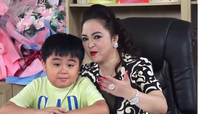 Thiếu gia Đại Nam khoe clip mẹ Phương Hằng ở buổi giao lưu, dỗi hờn vì lý do đáng yêu - Ảnh 2. Thiếu gia Đại Nam khoe clip mẹ Phương Hằng ở buổi giao lưu, dỗi hờn vì lý do đáng yêu - Ảnh 2.