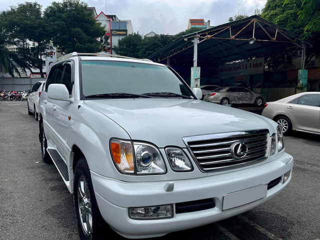 Lexus LX470 2001 trùm mền rao bán giá hơn 3 tỉ đồng