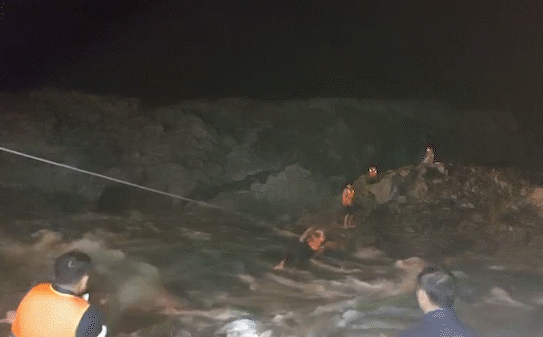 Giải cứu 3 người bị mắc kẹt 14 tiếng đồng hồ dưới chân đập thủy điện