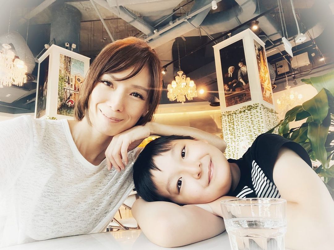 Mỹ nữ Tiếu ngạo giang hồ bị bạn trai lừa tiền, phải mở tiệm mát-xa trả nợ, 1 mình nuôi con - Ảnh 7. Mỹ nữ Tiếu ngạo giang hồ bị bạn trai lừa tiền, phải mở tiệm mát-xa trả nợ, 1 mình nuôi con - Ảnh 7.