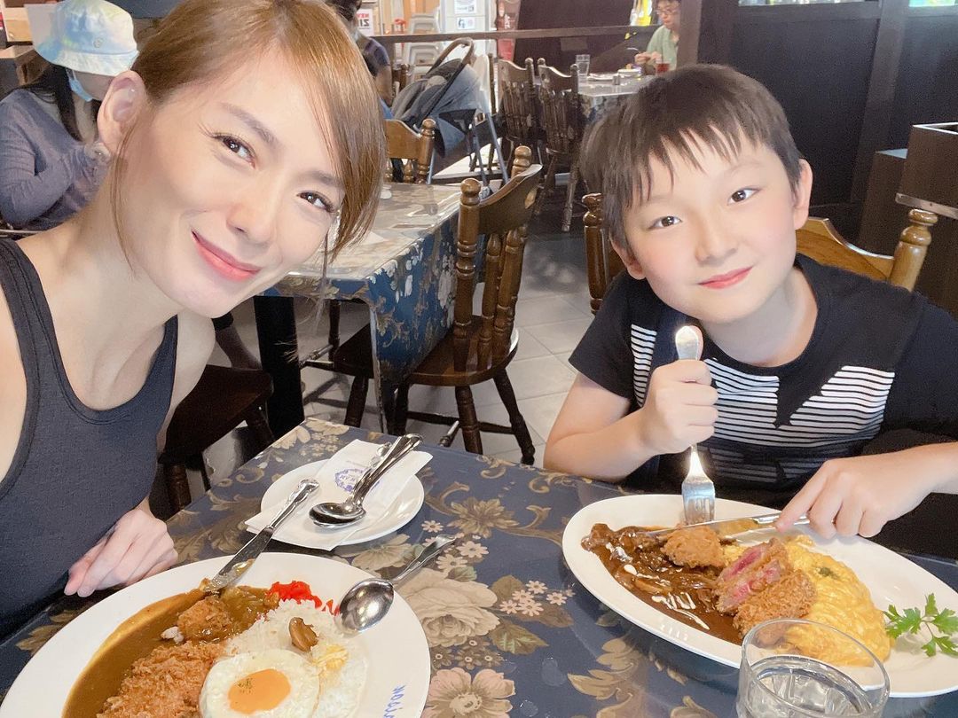 Mỹ nữ Tiếu ngạo giang hồ bị bạn trai lừa tiền, phải mở tiệm mát-xa trả nợ, 1 mình nuôi con - Ảnh 6. Mỹ nữ Tiếu ngạo giang hồ bị bạn trai lừa tiền, phải mở tiệm mát-xa trả nợ, 1 mình nuôi con - Ảnh 6.