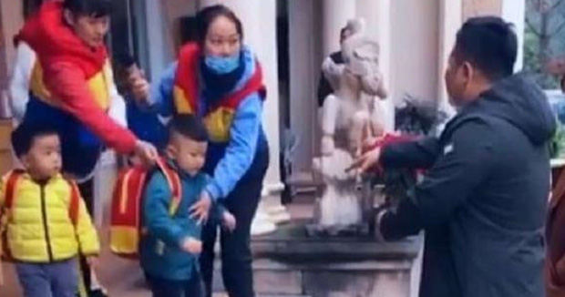 Người bố đến đ&oacute;n con trai sau giờ học nhưng cậu b&eacute; quyết kh&ocirc;ng nhận cha, biết được l&yacute; do m&agrave; cha mẹ n&agrave;o cũng x&oacute;t - Ảnh 1.