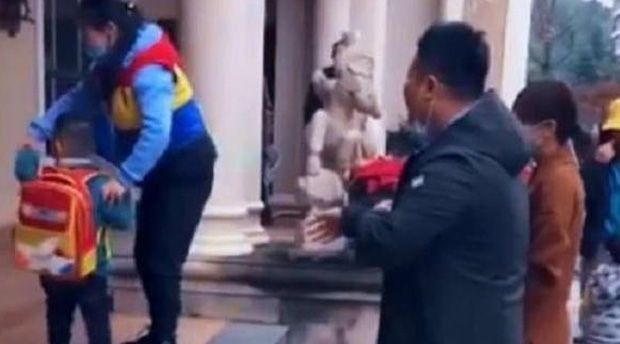 Người bố đến đ&oacute;n con trai sau giờ học nhưng cậu b&eacute; quyết kh&ocirc;ng nhận cha, biết được l&yacute; do m&agrave; cha mẹ n&agrave;o cũng x&oacute;t - Ảnh 2.